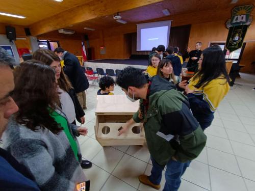 Estudiantes-disenan-puntos-limpios-con-madera-reciclada-2